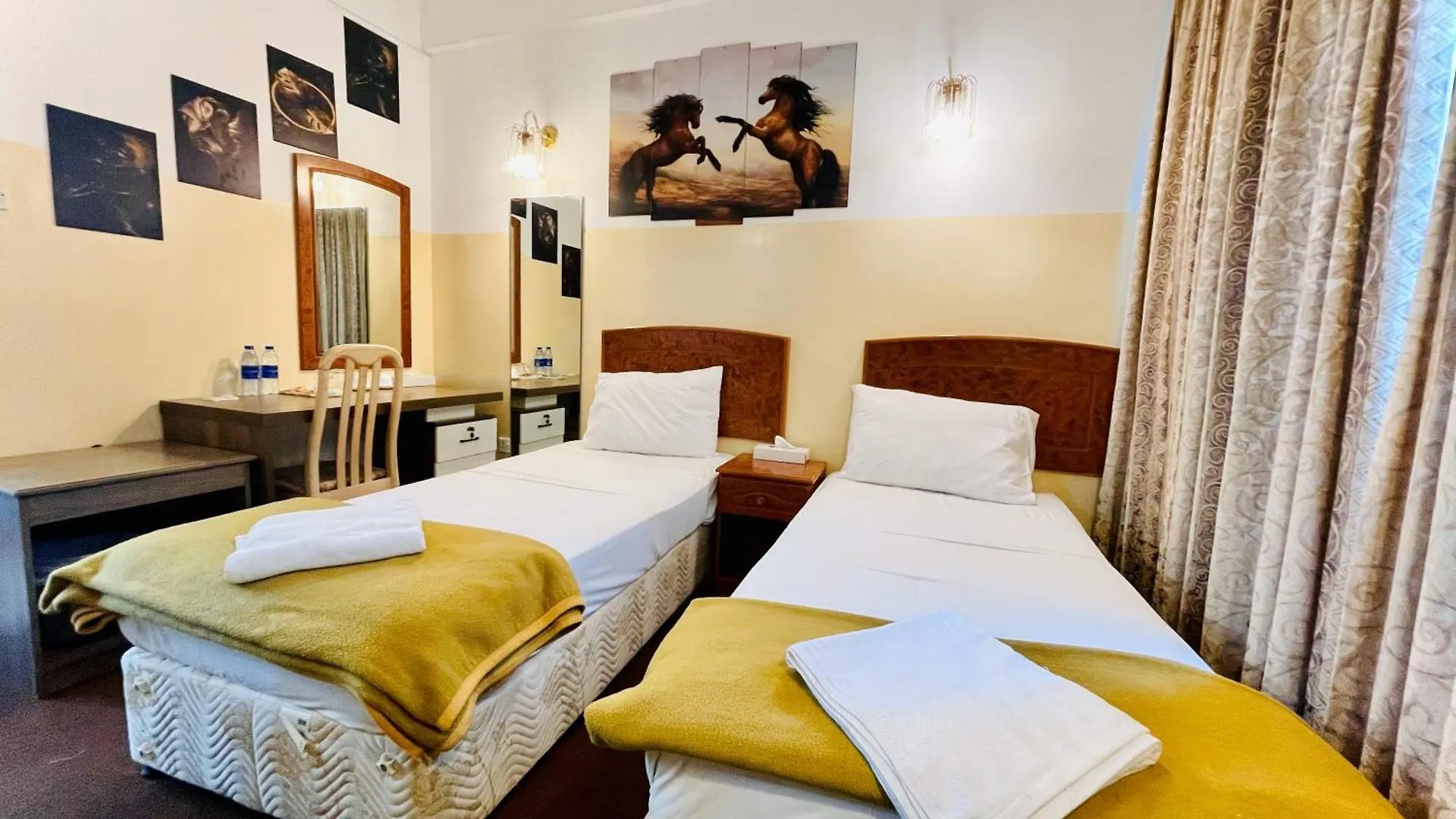 Queens Hotel Dubai Emirati Arabi Uniti