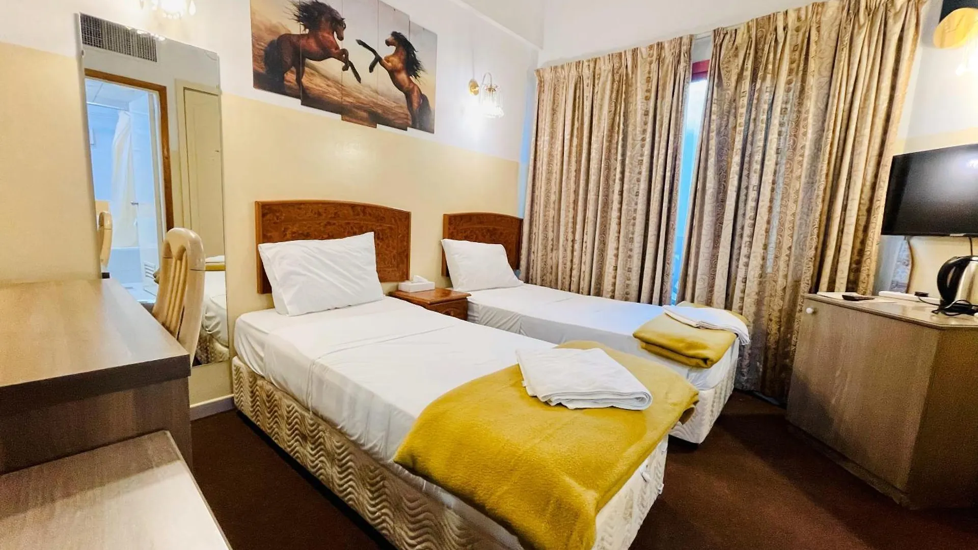 Queens Hotel Dubai 2*,